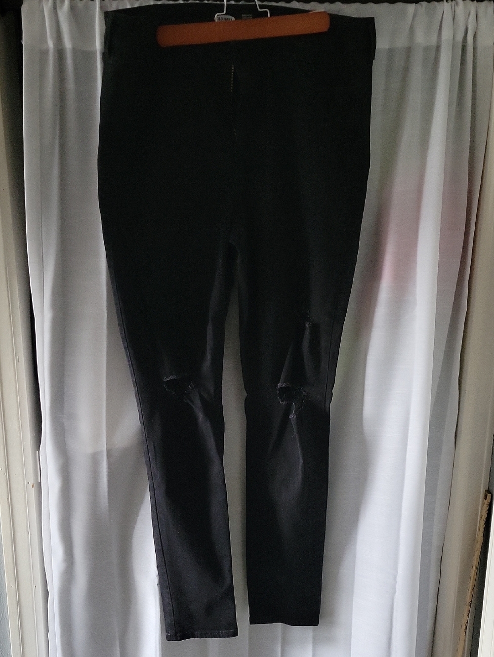 Old Navy Women’s Rock Star Skinny Jeans in Black with Knee Rips